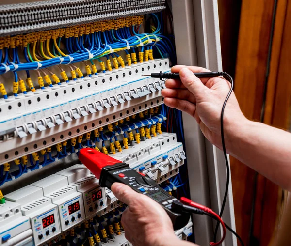 Când este necesară modernizarea instalației electrice? Semne care nu trebuie ignorate